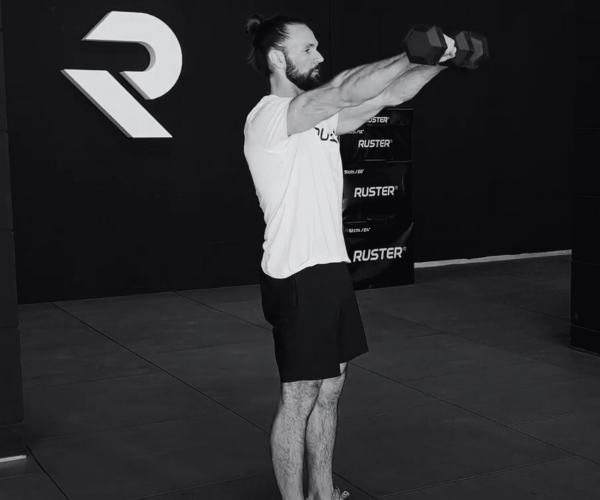 Elevaciones frontales con mancuernas. ¿Son realmente útiles para tu entrenamiento?