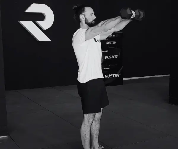 Elevaciones frontales con mancuernas. ¿Son realmente útiles para tu entrenamiento?