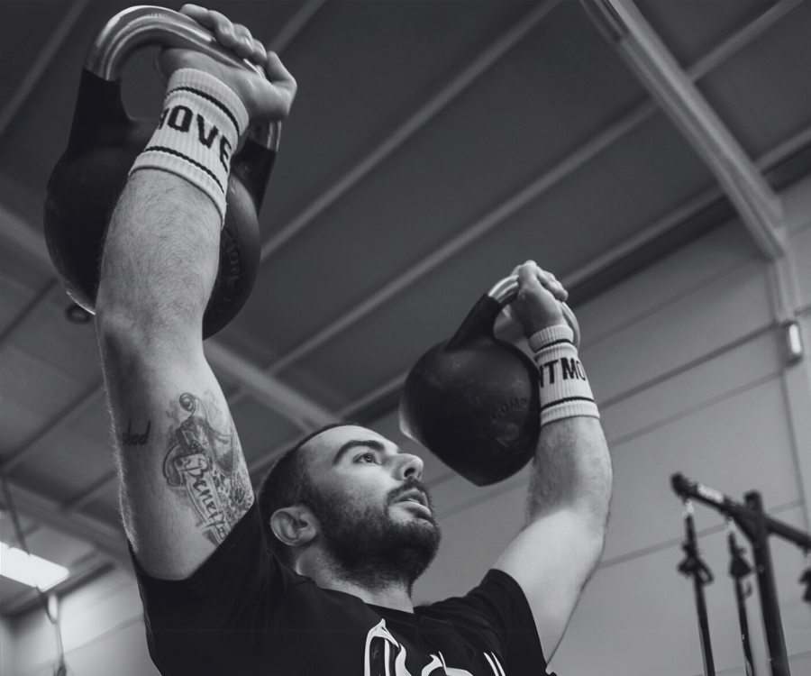 ¿Cómo fortalecer los hombros con kettlebells?