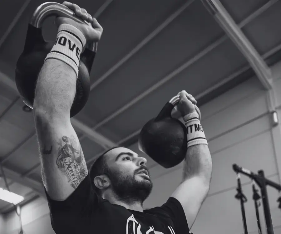 ¿Cómo fortalecer los hombros con kettlebells?