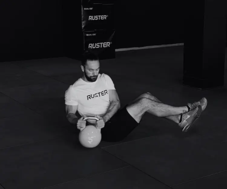 Abdominales con Kettlebell. Ejercicios, beneficios, errores y más