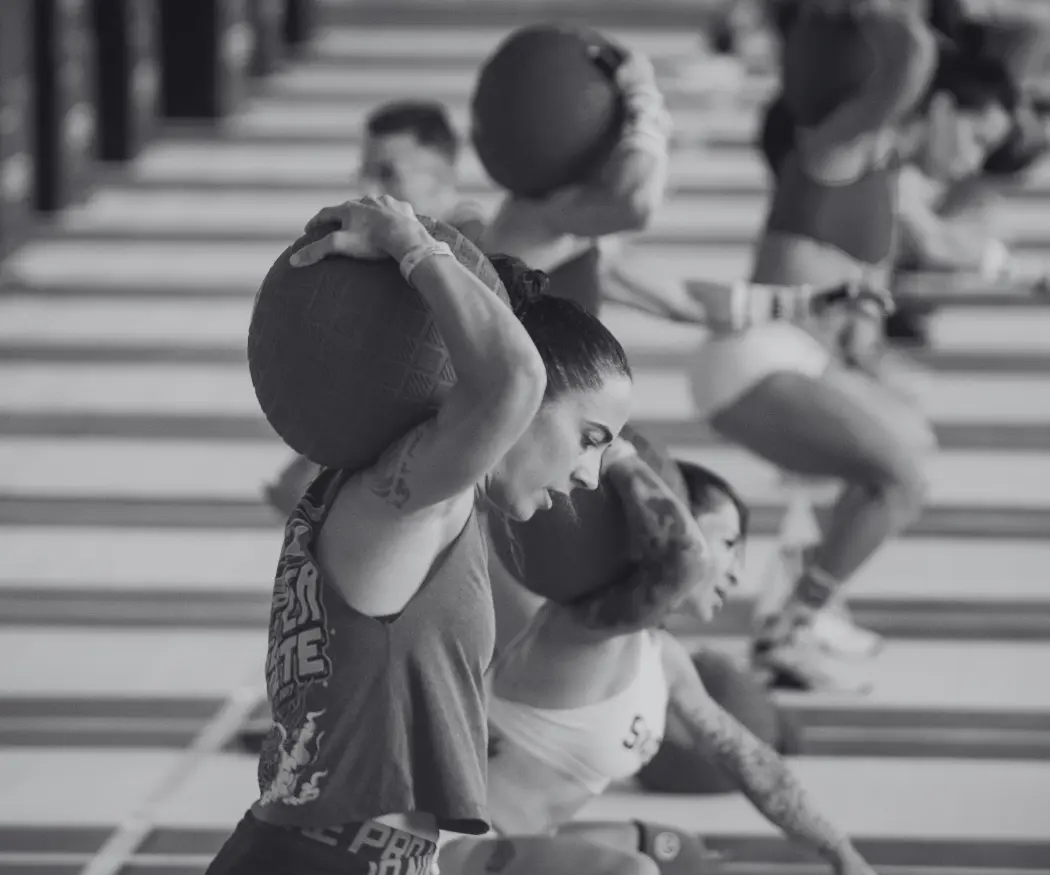 ¿Cómo hacer zancadas correctamente con medicine ball?