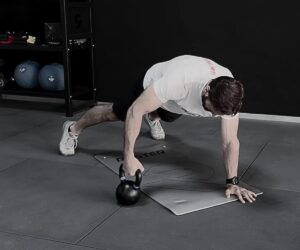 rutina kettlebell full body con ejercicio de core y estabilidad
